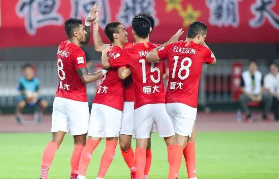 足球明星加盟中国足球俱乐部，球迷期待新赛季表现的简单介绍