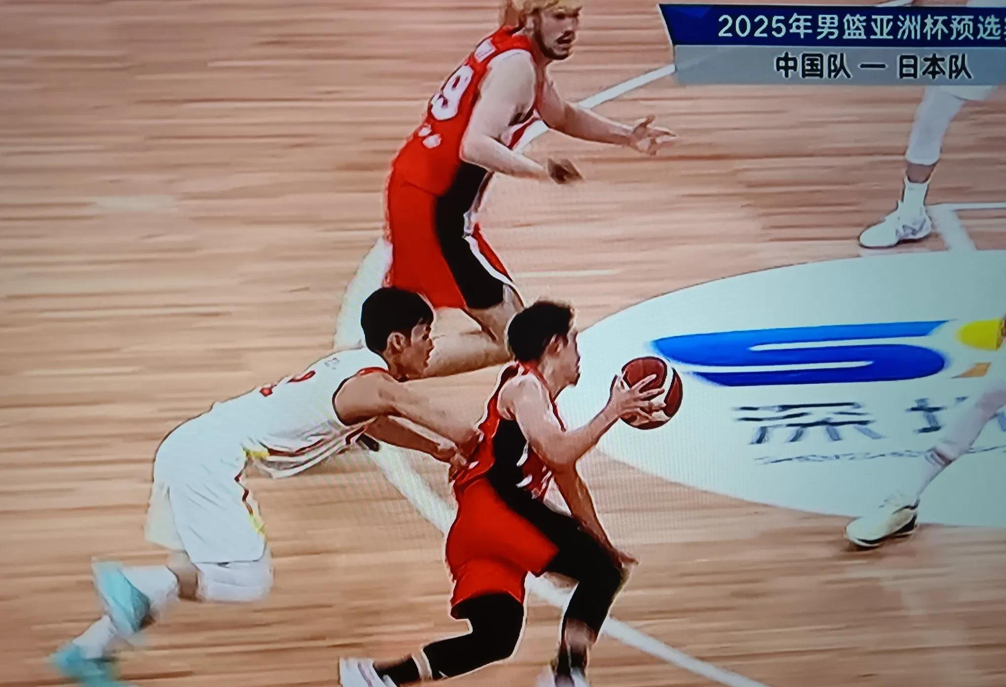 双方对决激烈！球队险胜对手晋级下一轮的简单介绍