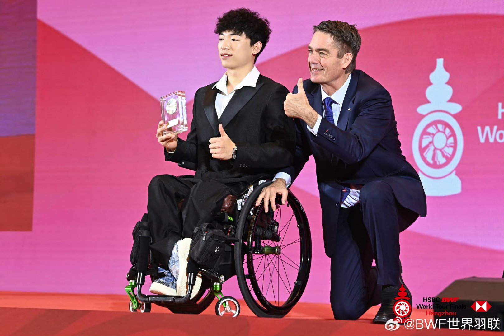 包含一路领先！领军运动员大放异彩的词条