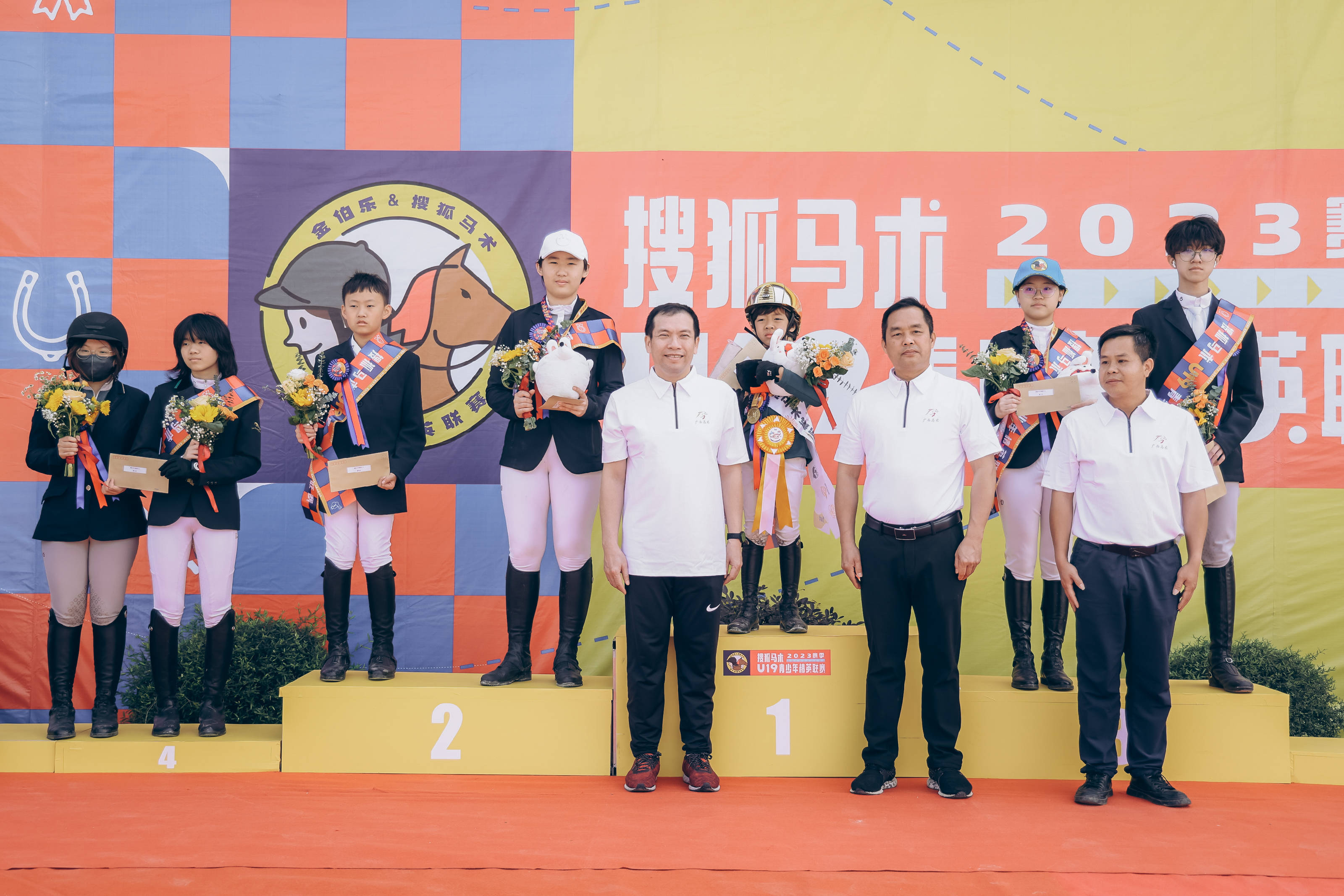 东道主选手士气高昂，奋力前行