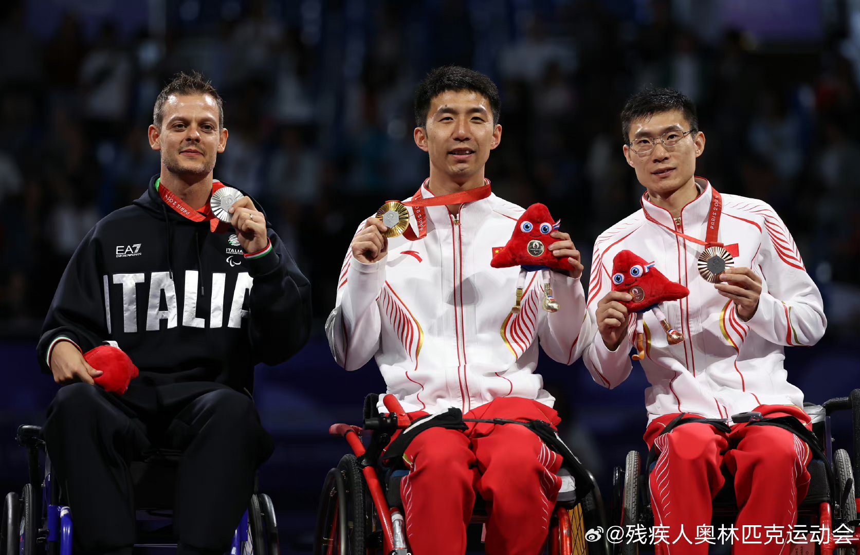 黎巴嫩选手在击剑比赛中夺得铜牌