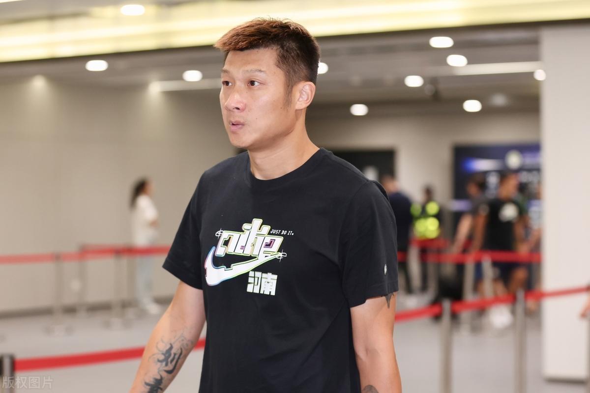 包含球队传奇球员回归执教，球迷热情迎接的词条