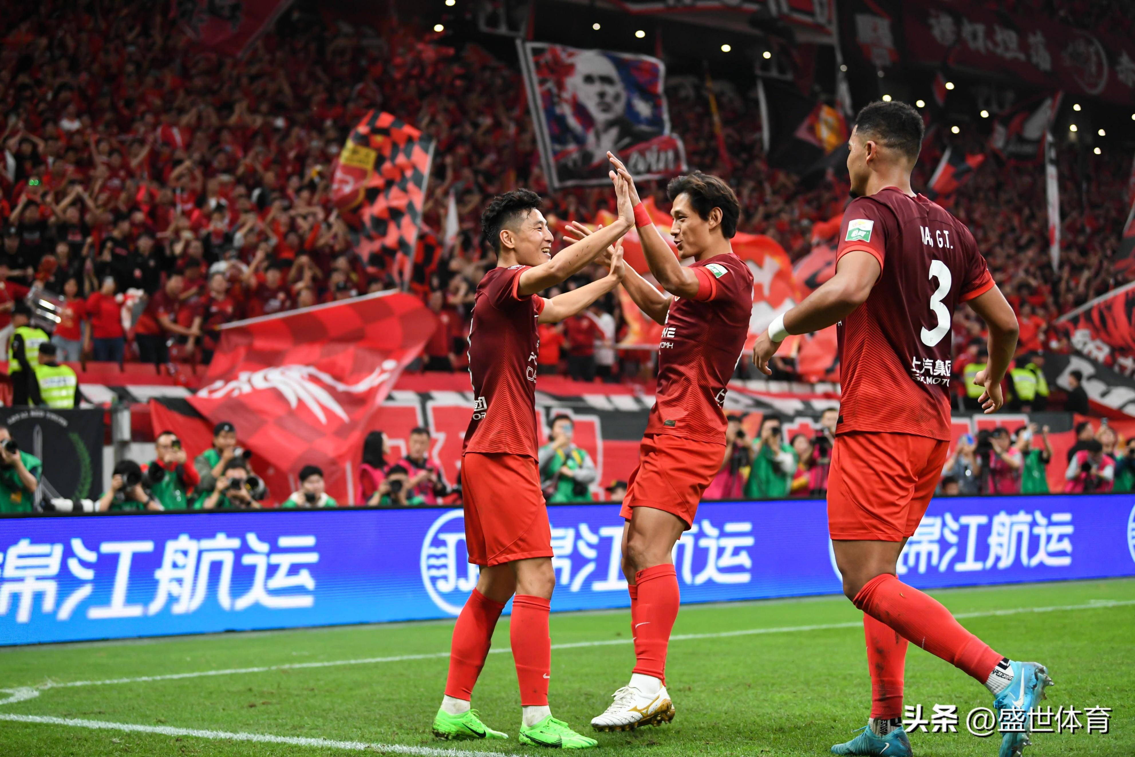 关于上港主场击败重庆—本土球员发挥出色主场获胜的信息