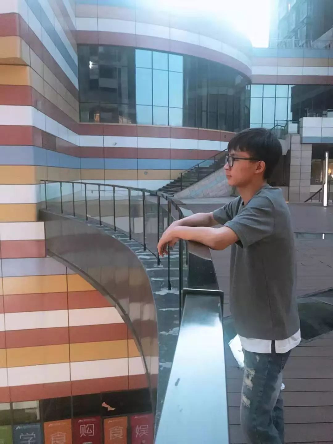 羽毛球选手笑纳银牌，触动万人心