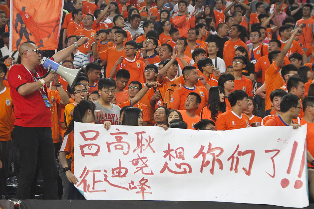 激战正酣，球队意气风发向前冲