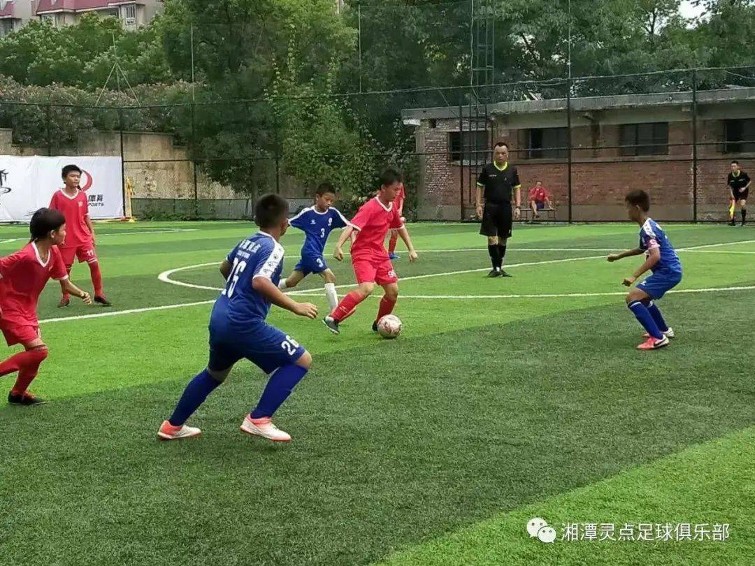 劲爆足球赛事热闹非凡，球场气氛火热的简单介绍