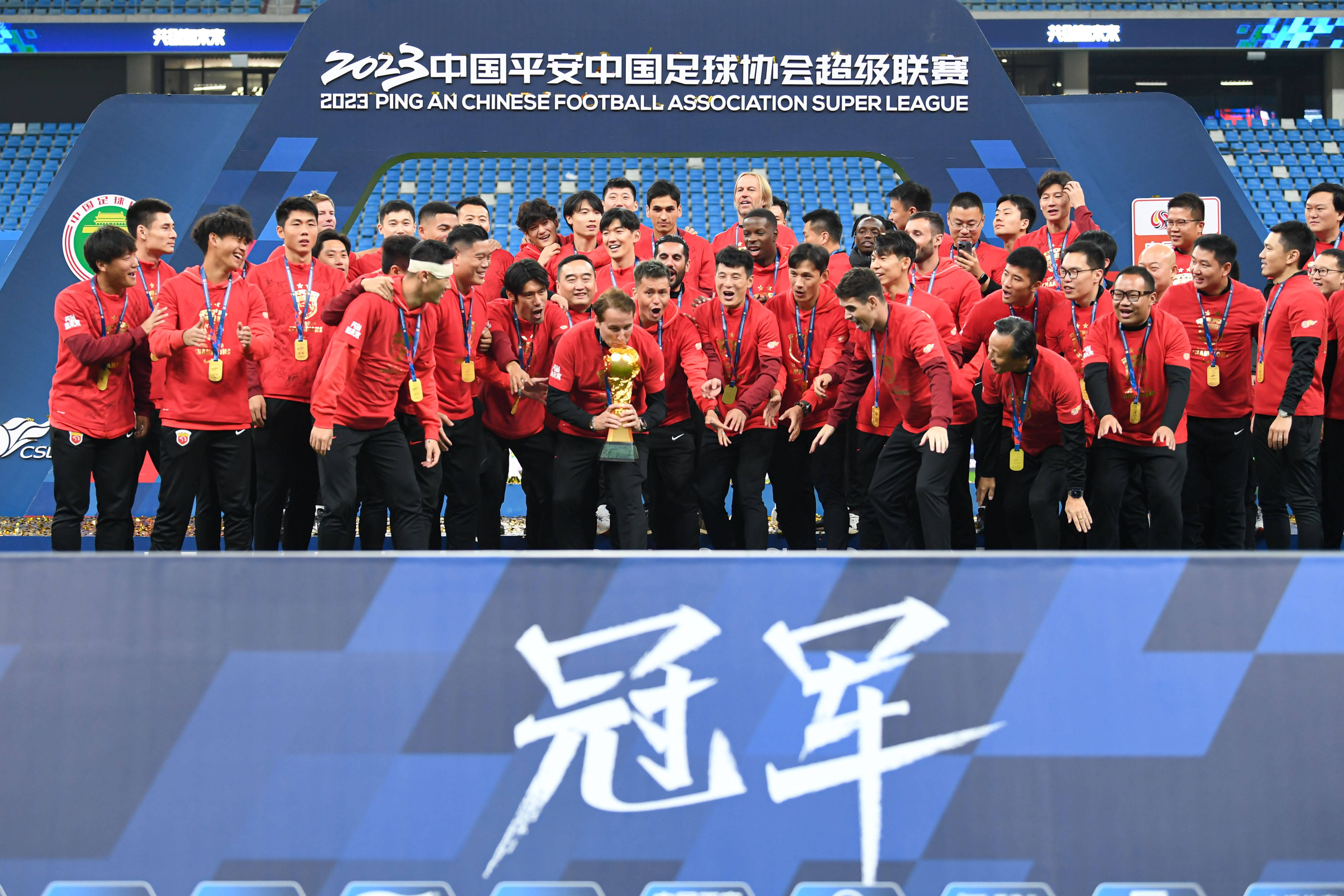 关于上海上港豪取连胜，成功反超中超积分榜的信息