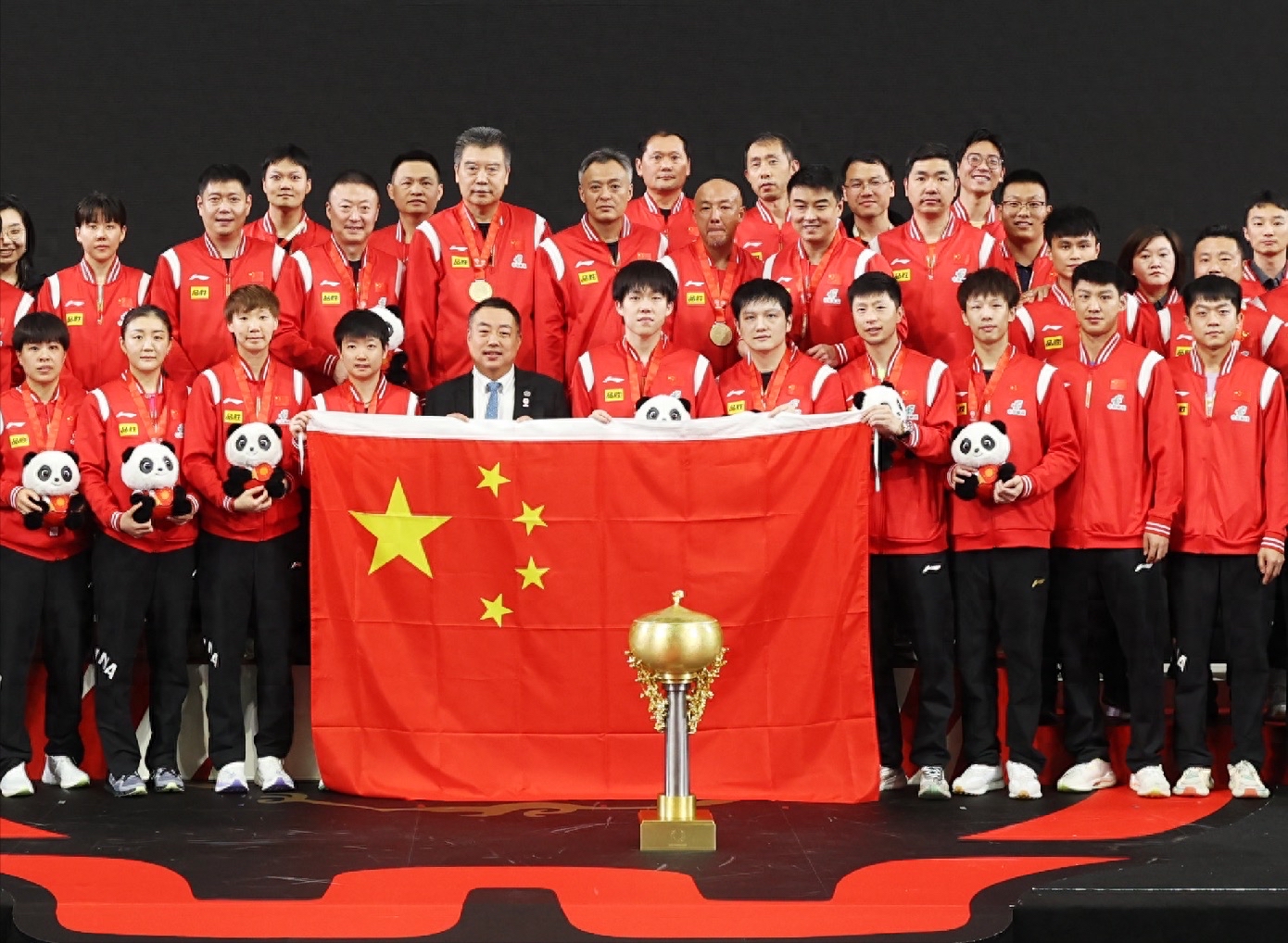 运动员在激烈比拼中展现实力，夺冠为国争光