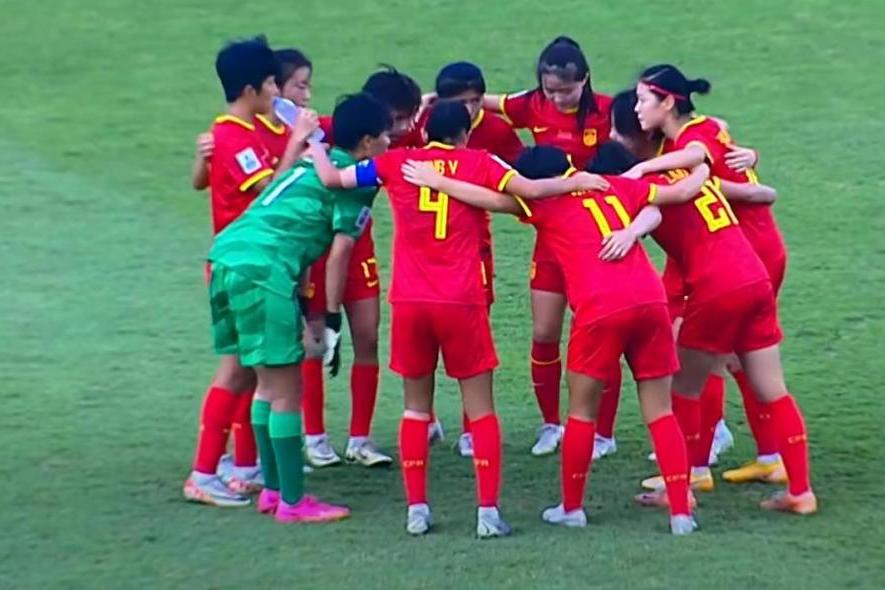 泰国女足队员勇往直前，冲刺胜利