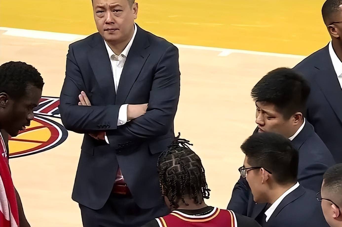 篮球队伍换帅临时教练上任训练态度严谨的简单介绍