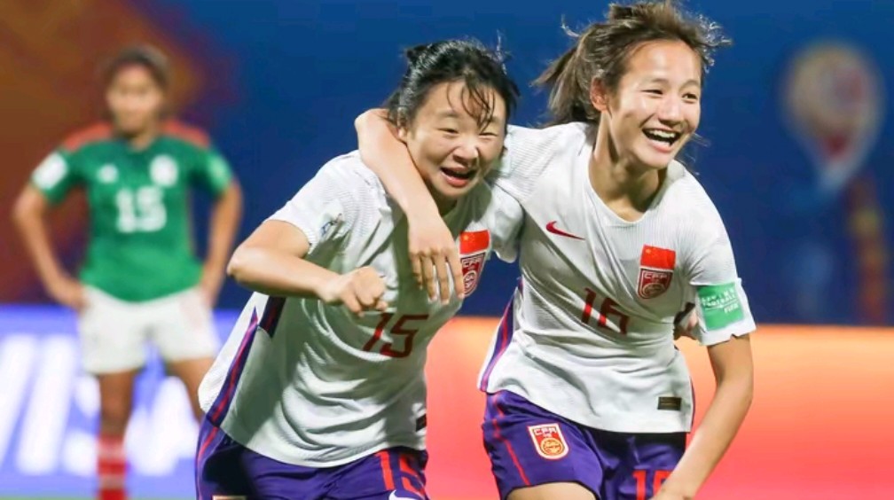 国家体育女子足球队备战决赛，备受关注并声援