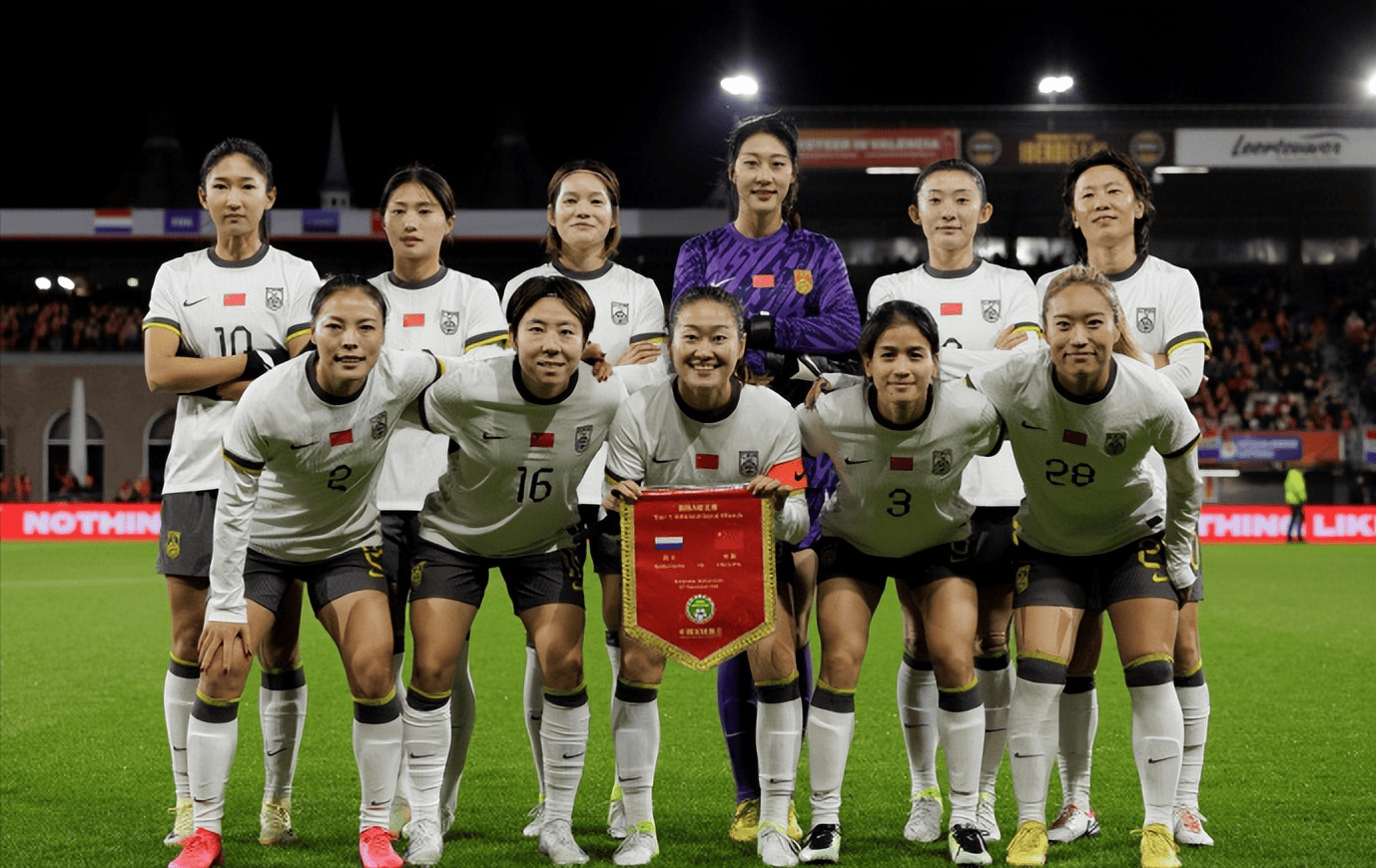 女足争霸赛中，球员拼尽全力