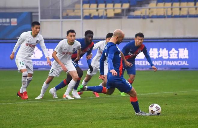 包含上海绿地申花稳定排名，仍保持前四位置的词条