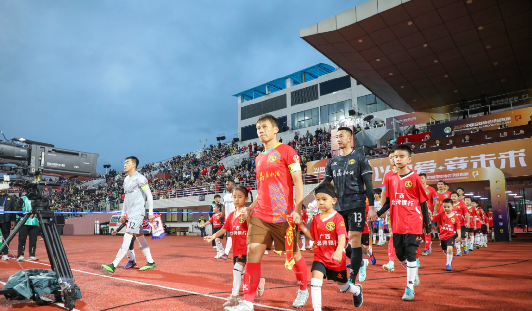 国内足球联赛战队表现惊艳引发热议