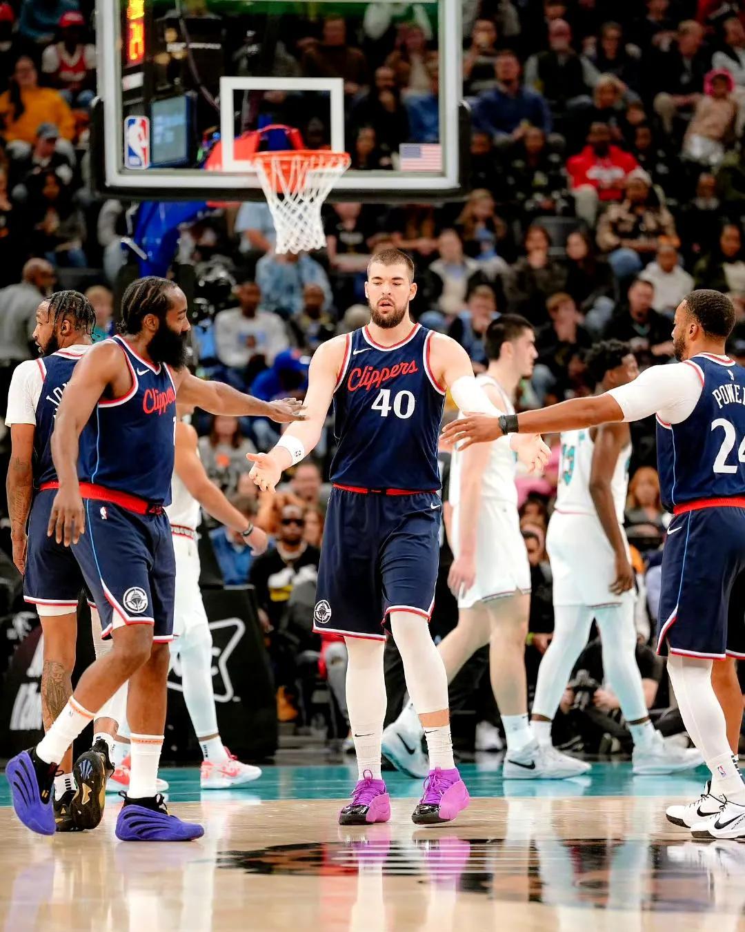 包含NBA球员风采依旧，引领篮球赛事新篇章的词条