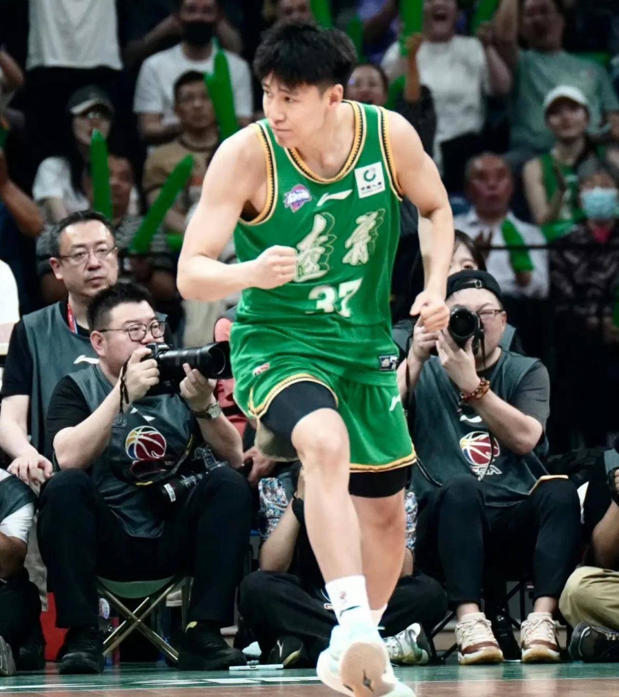 职业篮球联赛中球员表现亮眼