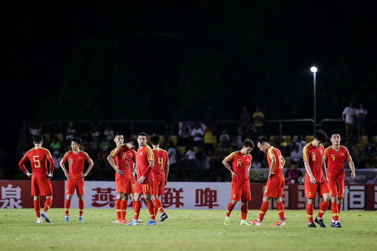 双方对决激烈！球队险胜对手晋级下一轮