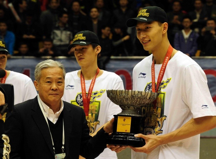 NBA球员易建联领衔本土球星，在联赛中大放异彩
