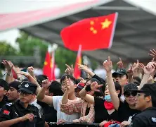 关于观众席上国旗飘扬，球迷热情洋溢的信息