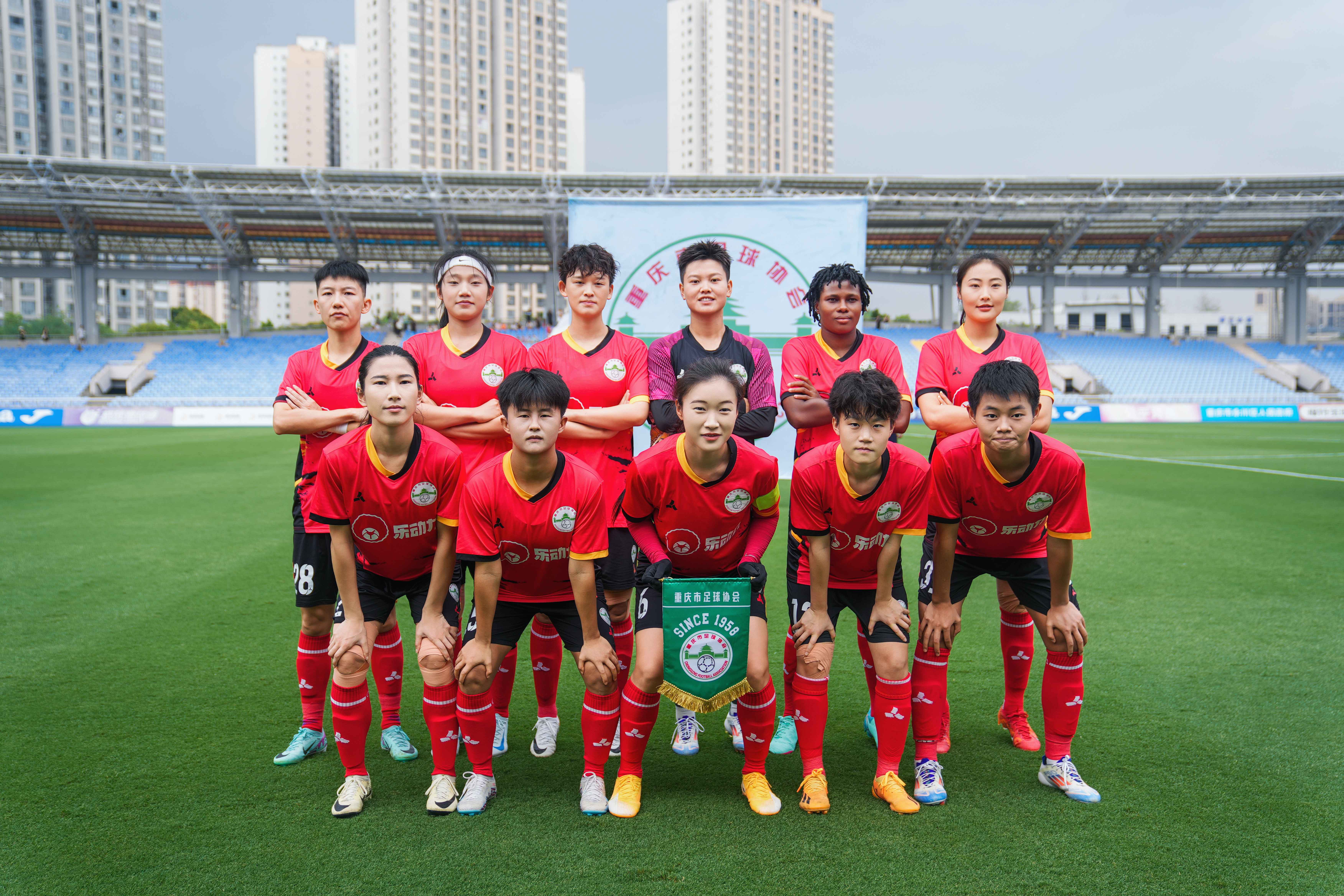 包含体育界风向标：女足比赛冠军争夺赛场精彩的词条