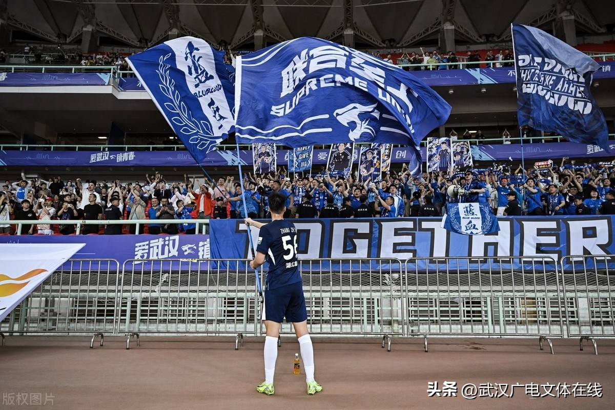 关于足球热潮扩散全城，球迷热情高涨的信息