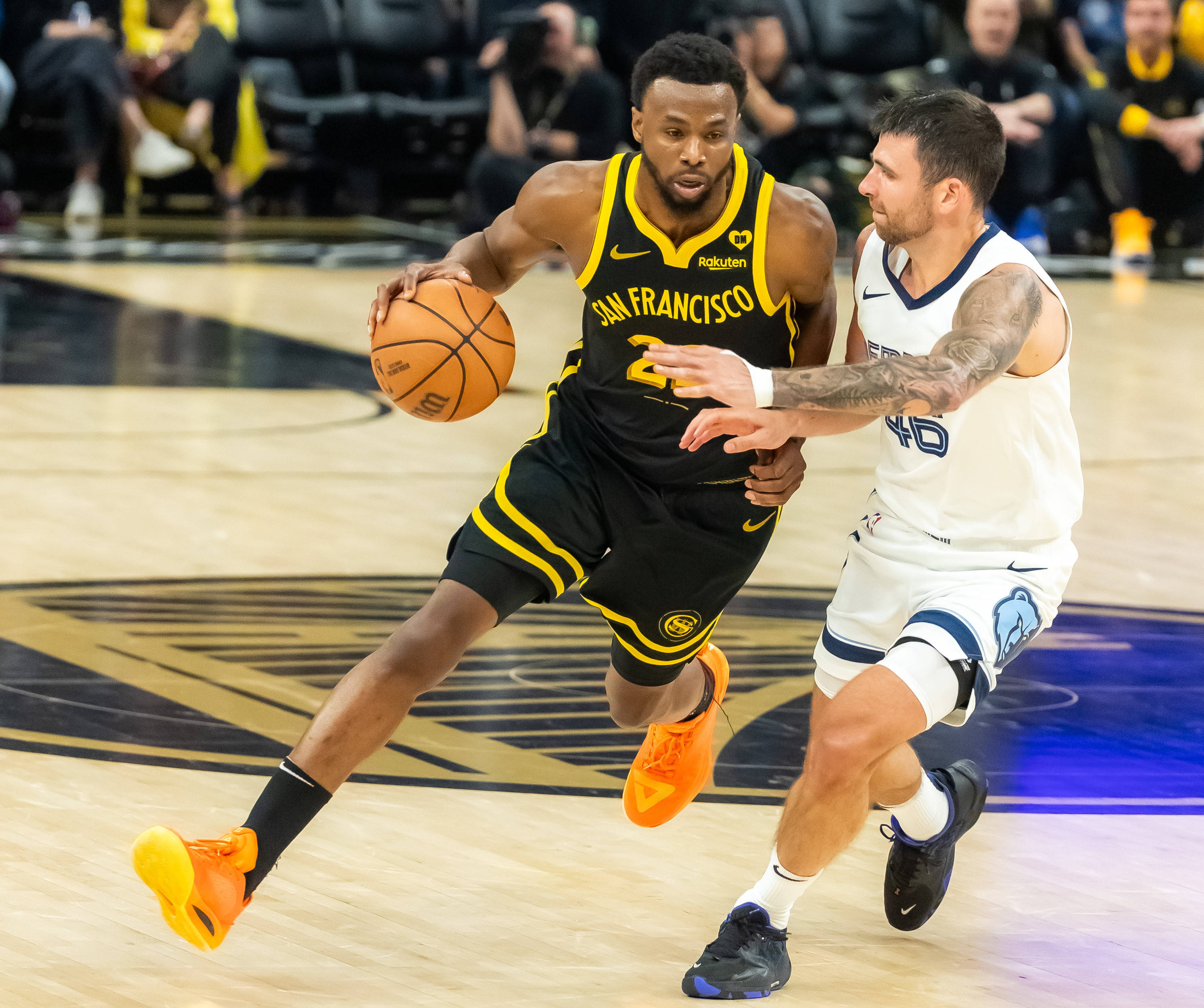 NBA赛场的精彩瞬间，球员们拼尽全力