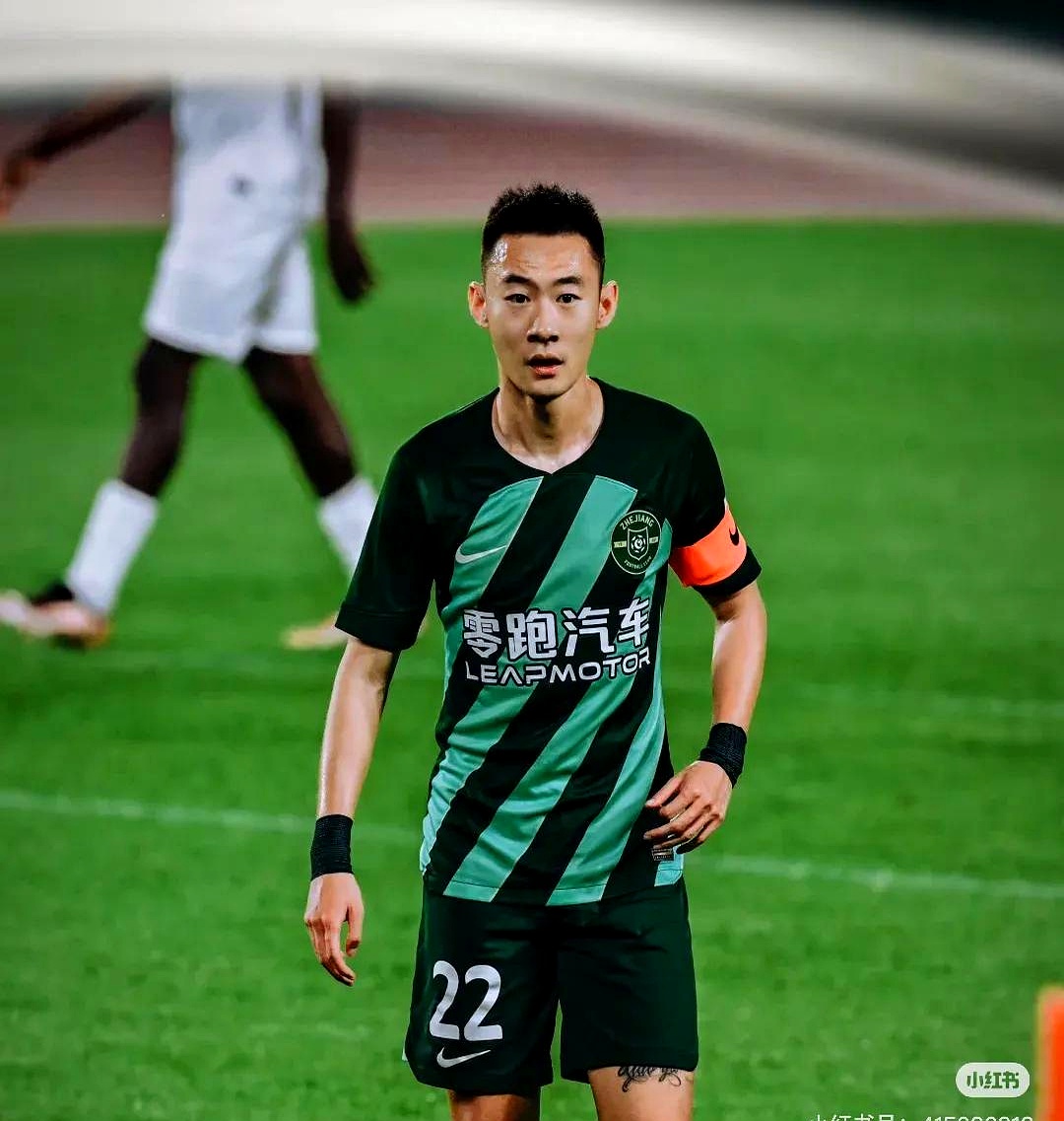 包含球队迎来重大人事调整，球员态度积极显示团队合作的词条