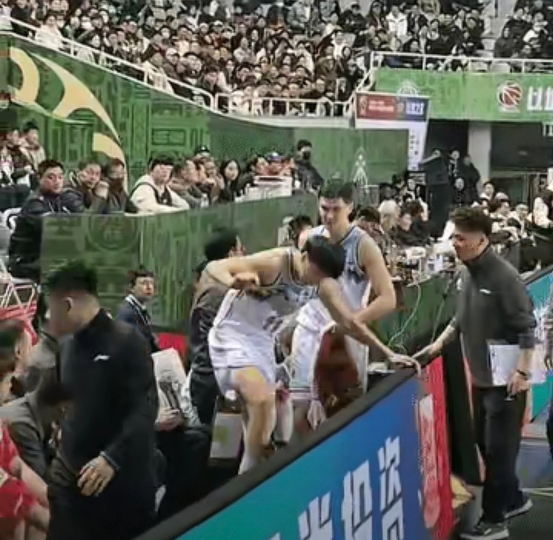 k8凯发体育娱乐-包含篮球比赛现场突发事故，裁判员紧急中止比赛的词条