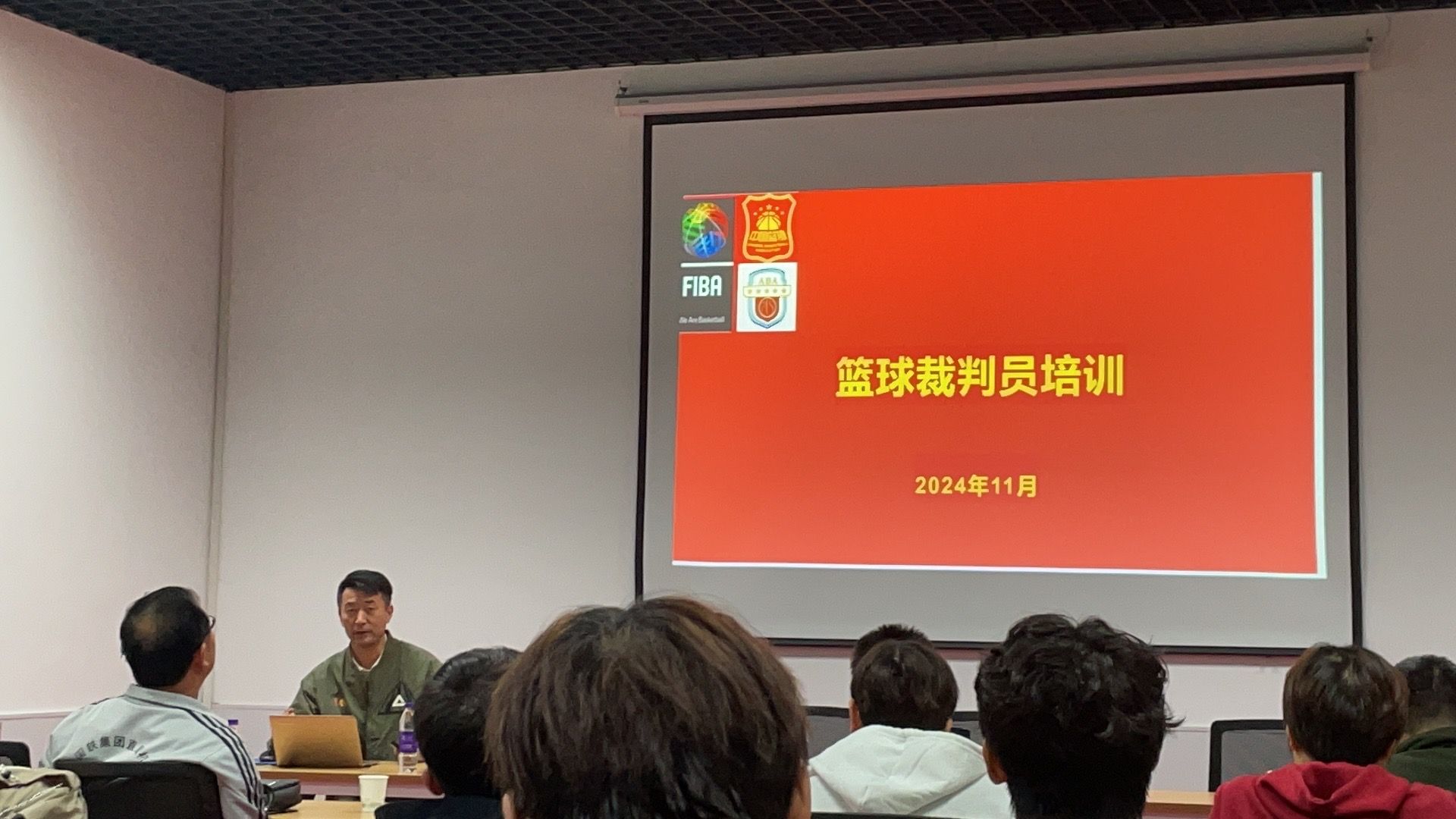 包含篮球比赛现场突发事故，裁判员紧急中止比赛的词条