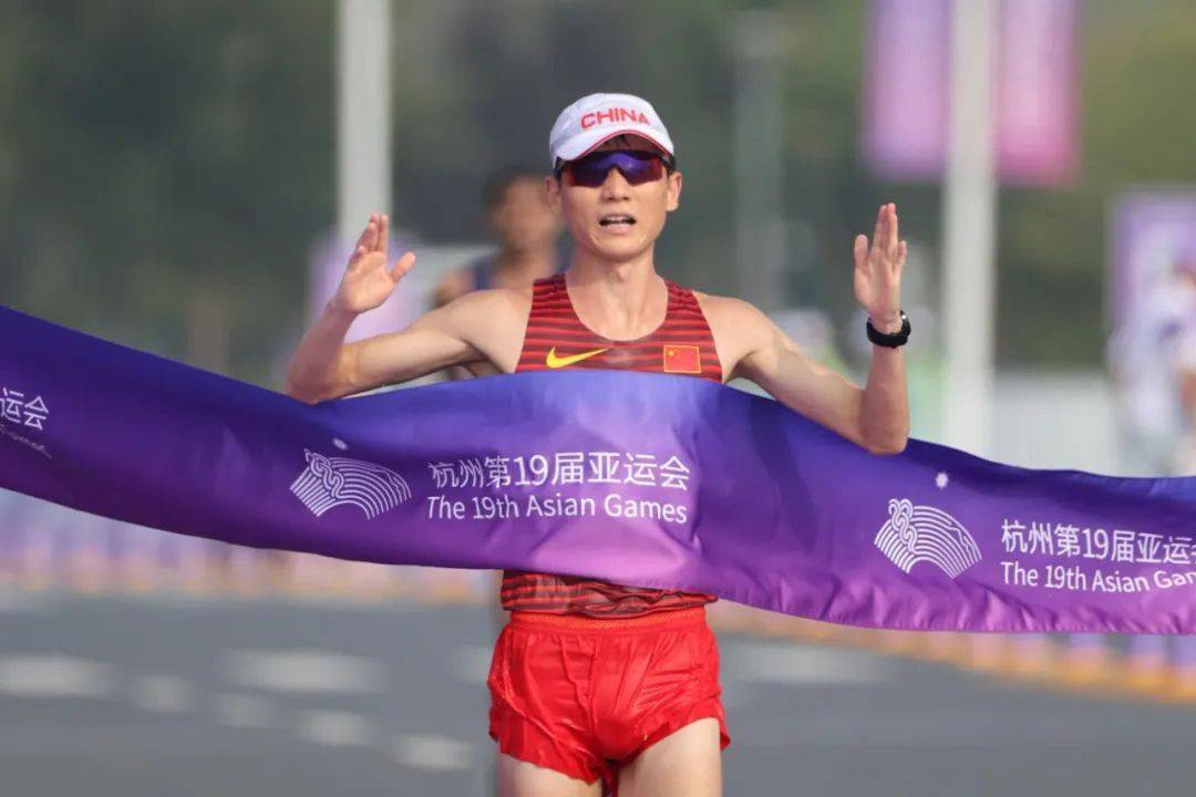 关于田径赛场上选手们飞奔而过，争夺金牌荣誉的信息