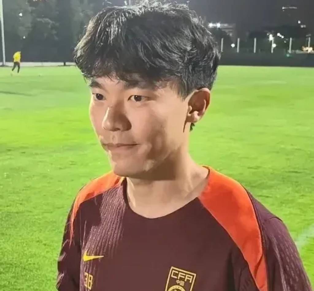 球场紧张气氛，球员表现十分出色的简单介绍
