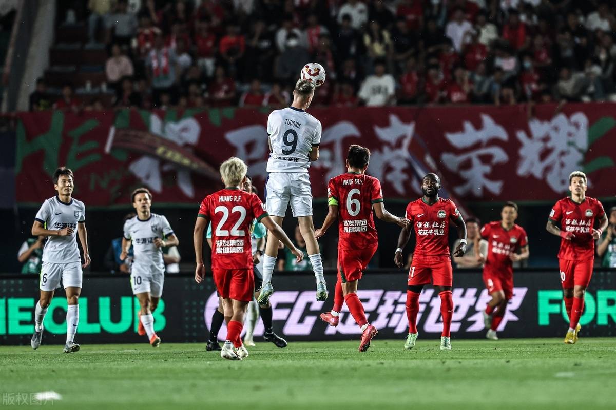 关于谁能脱颖而出？中超赛场上演悬念大战的信息