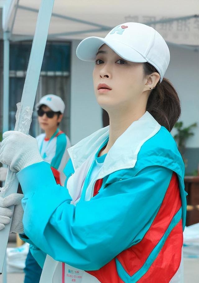 无畏无惧：女子足球比赛中的勇气与坚持的简单介绍