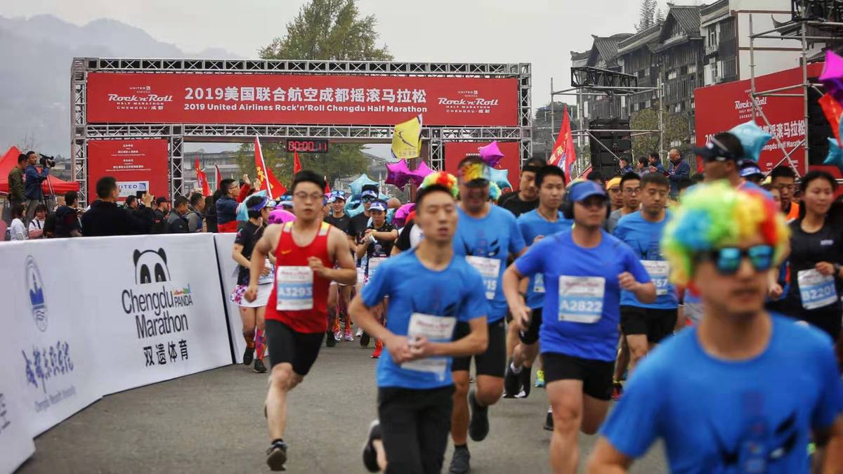 足球之乐，众人狂欢，燃情马拉松的简单介绍